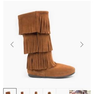 Size 10: Minnetonka 3 Layer Fringe Boots